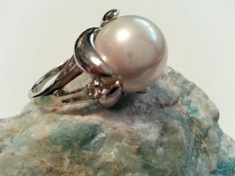 White Shell Pearl Ring - Size 8
